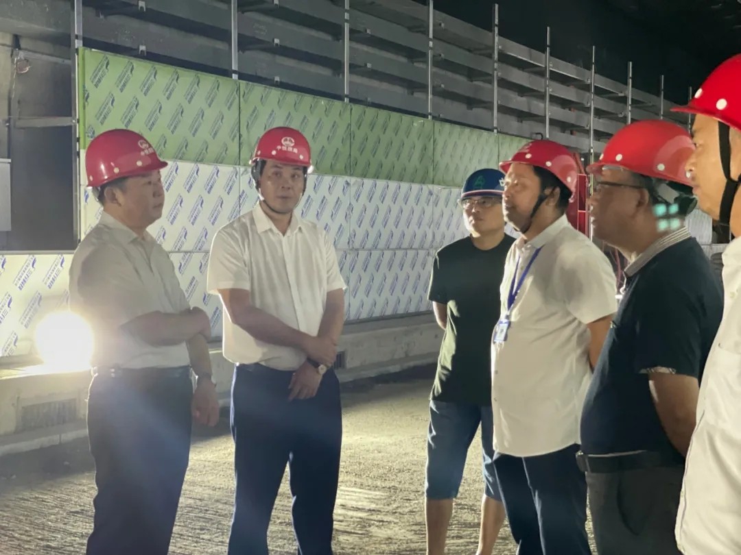 副總經(jīng)理羅輝實(shí)地調度真君路隧道工程